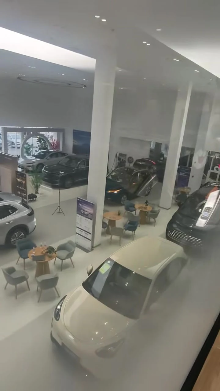 New electric vehicles held as 0km stock on a Shanghai 4S dealership floor